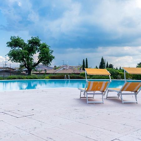 Oleandro Apartment - Featuring A Private Garden And Access To 5 Pools Desenzano del Garda Esterno foto