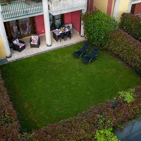 Oleandro Apartment - Featuring A Private Garden And Access To 5 Pools Desenzano del Garda Esterno foto