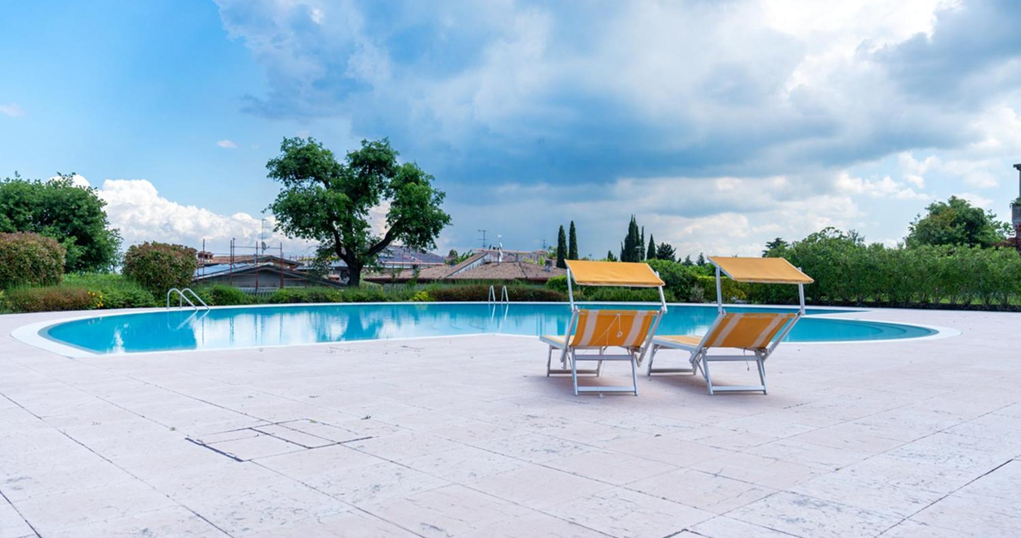 Oleandro Apartment - Featuring A Private Garden And Access To 5 Pools Desenzano del Garda Esterno foto