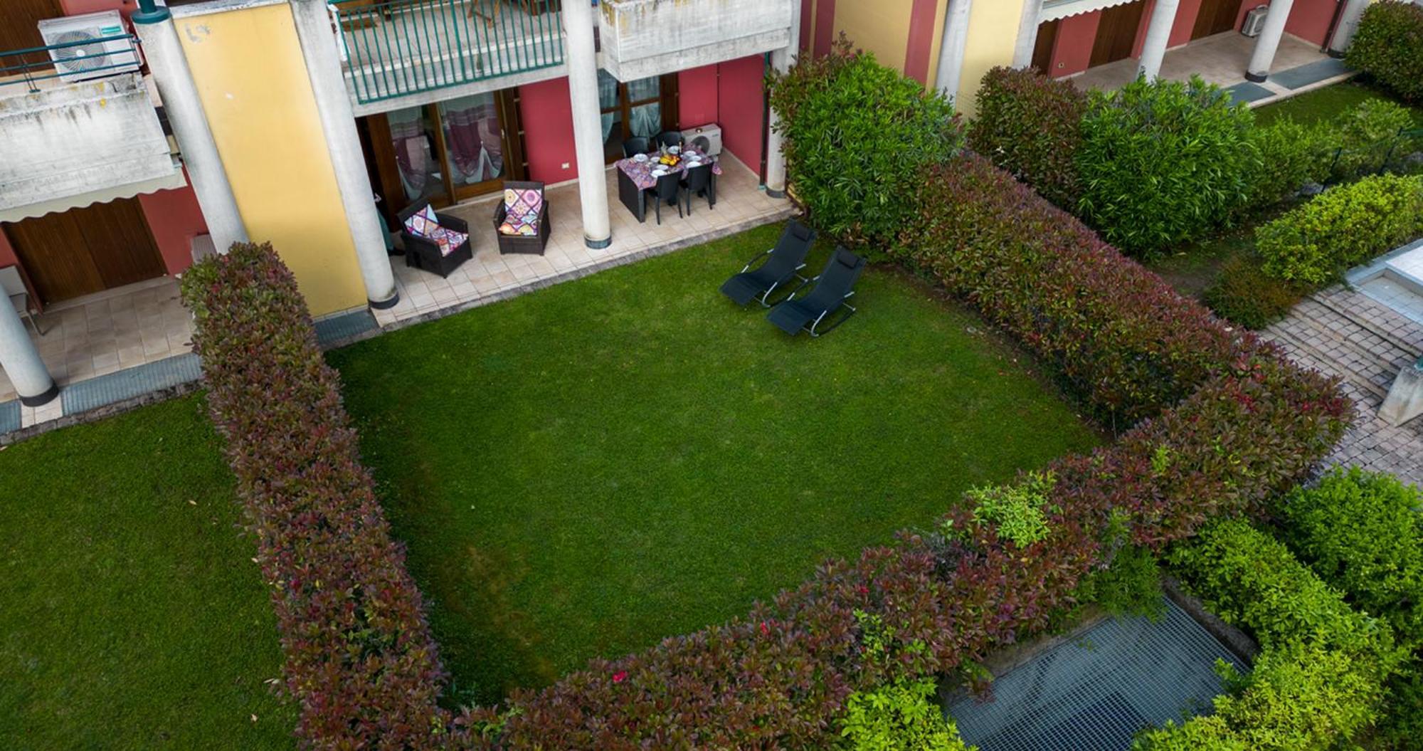 Oleandro Apartment - Featuring A Private Garden And Access To 5 Pools Desenzano del Garda Esterno foto