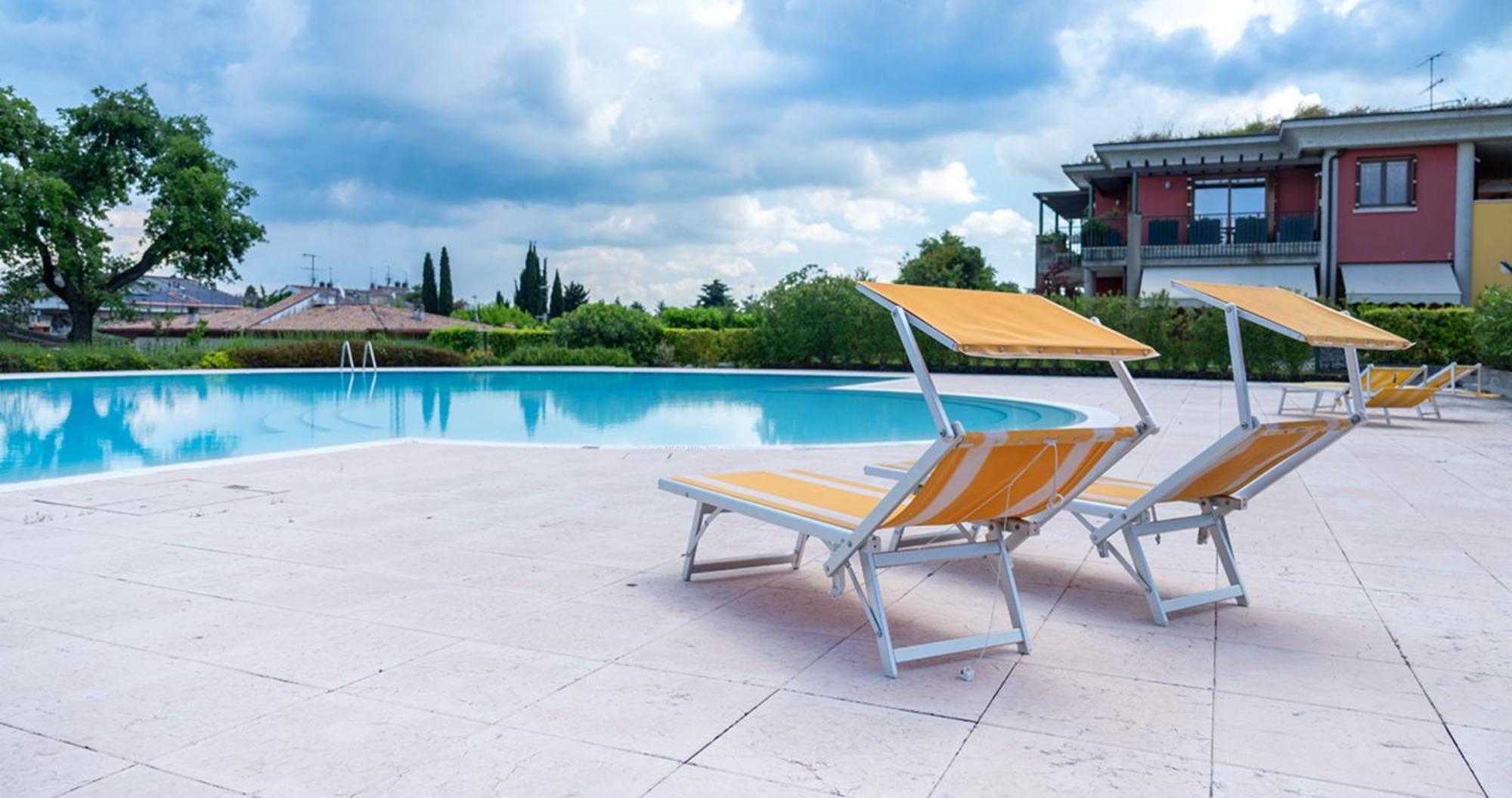 Oleandro Apartment - Featuring A Private Garden And Access To 5 Pools Desenzano del Garda Esterno foto