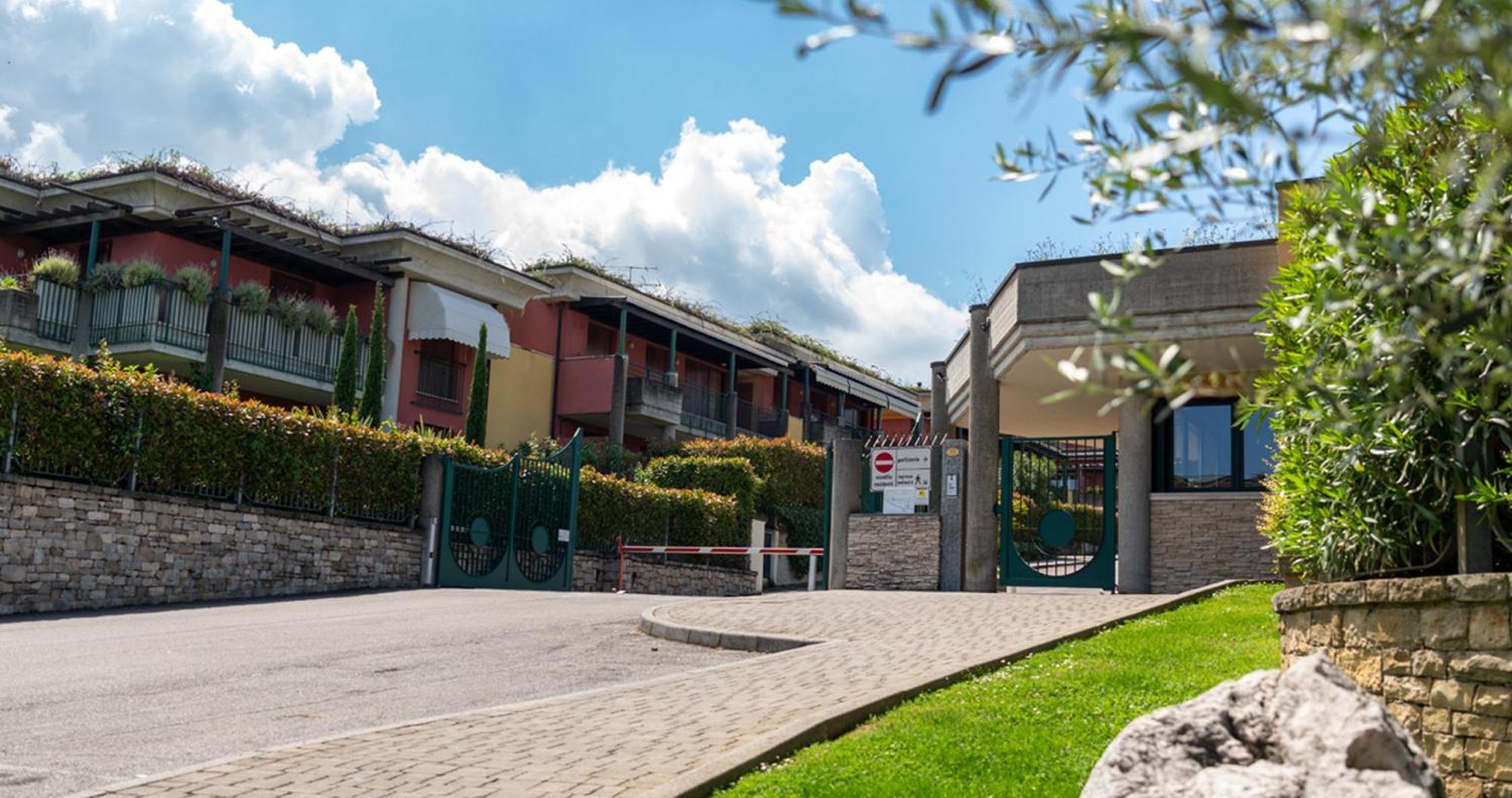 Oleandro Apartment - Featuring A Private Garden And Access To 5 Pools Desenzano del Garda Esterno foto