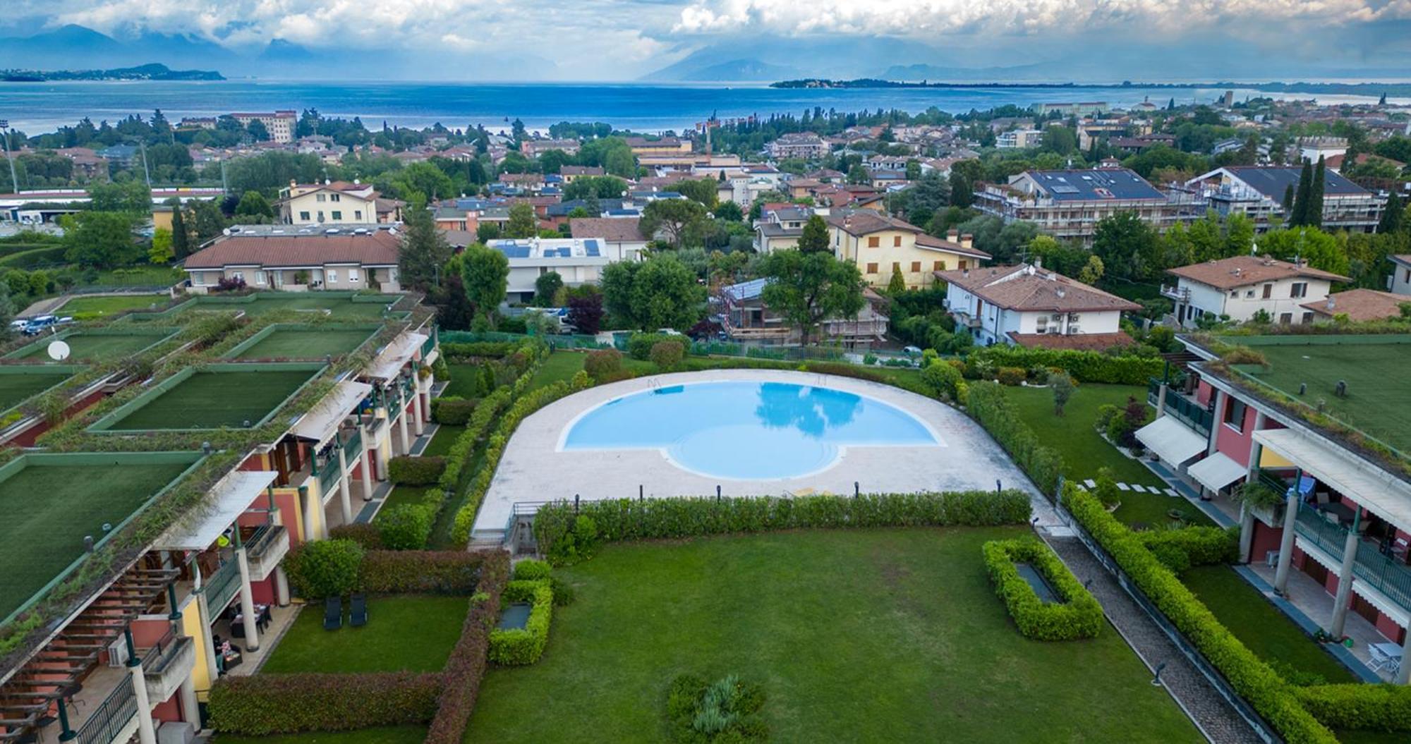 Oleandro Apartment - Featuring A Private Garden And Access To 5 Pools Desenzano del Garda Esterno foto
