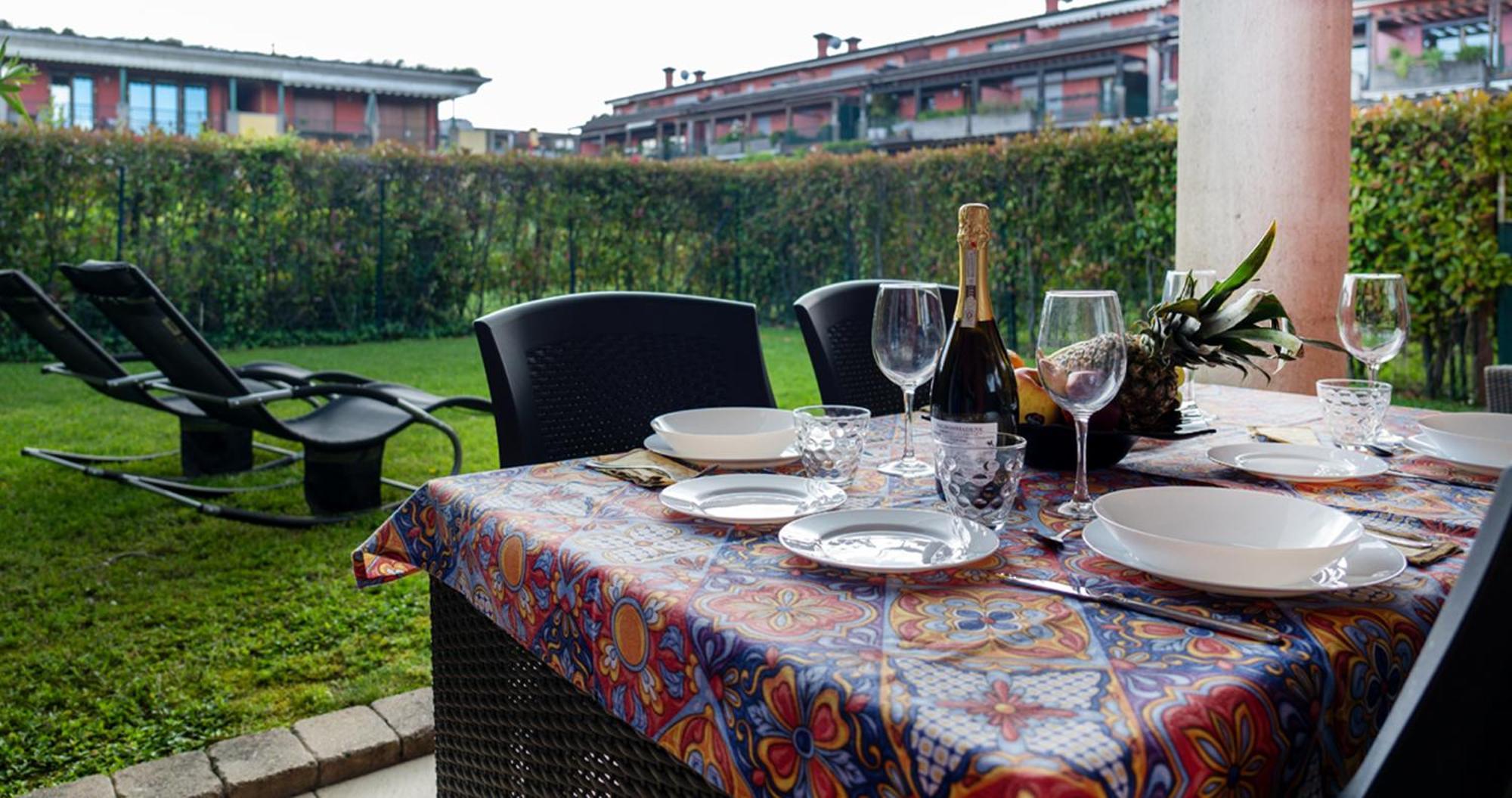 Oleandro Apartment - Featuring A Private Garden And Access To 5 Pools Desenzano del Garda Esterno foto